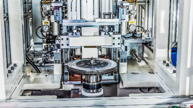 雙質(zhì)量飛輪動(dòng)平衡機(jī)，焊接平衡塊配平衡！