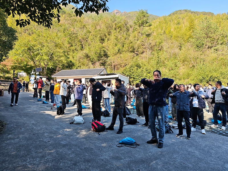 集智股份-同心同行，頂峰相見